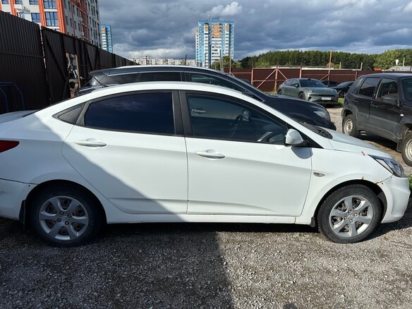 2013 Hyundai Solaris I, белый, 250000 рублей - вид 3