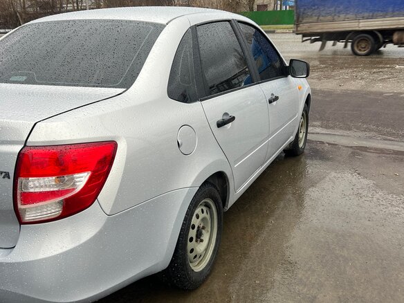 2016 Lada (ВАЗ) Granta I, серебристый, 430000 рублей - вид 2