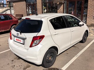 2011 Toyota Vitz III (XP130), белый, 510000 рублей, вид 3