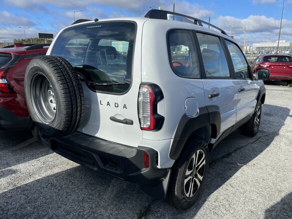 2026 Lada (ВАЗ) Niva Travel I Рестайлинг, белый, 1717000 рублей - вид 5