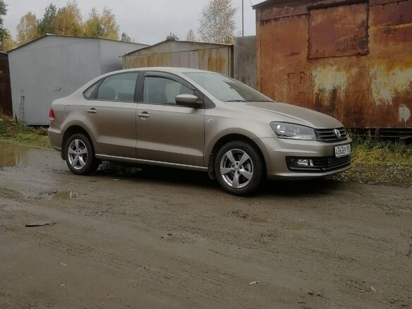 2017 Volkswagen Polo V Рестайлинг, бежевый, 1600000 рублей - вид 3