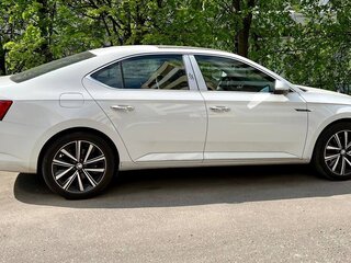 2025 Skoda Superb III Рестайлинг, белый, 3000000 рублей, вид 2