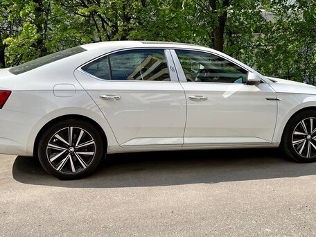 2025 Skoda Superb III Рестайлинг, белый, 3000000 рублей, вид 2