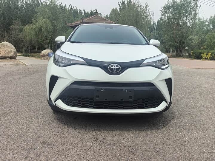 Открыть фотографии: Toyota C-HR I Рестайлинг