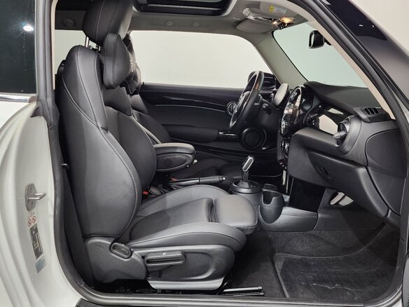 2022 Mini Hatch Cooper III (F55/F56) Рестайлинг 2, белый, 2051000 рублей - вид 7
