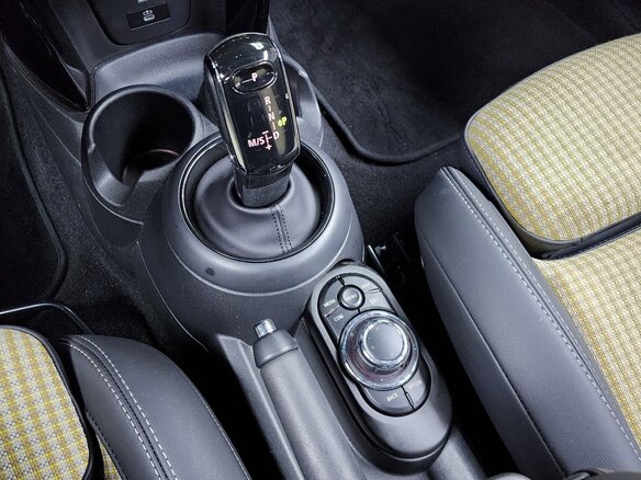 2022 Mini Hatch Cooper III (F55/F56) Рестайлинг 2, зелёный, 2000000 рублей - вид 14