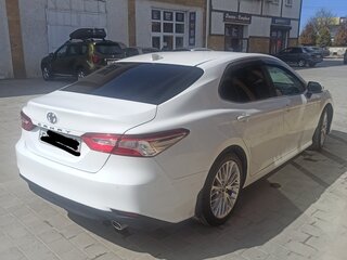2018 Toyota Camry VIII (XV70), белый, 2950000 рублей, вид 3