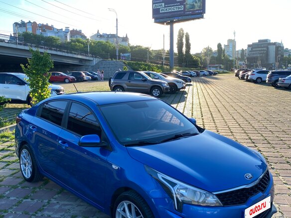 2020 Kia Rio IV Рестайлинг, синий, 1450000 рублей - вид 4