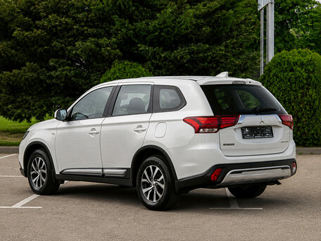 2021 Mitsubishi Outlander III Рестайлинг 3, белый, 1895000 рублей, вид 3