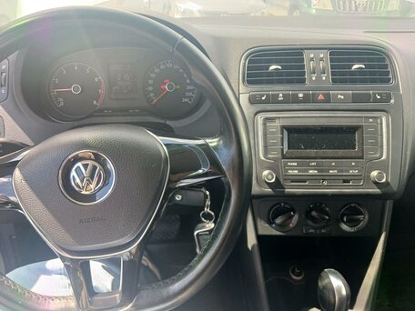 2016 Volkswagen Polo V Рестайлинг, серебристый, 729680 рублей, вид 4