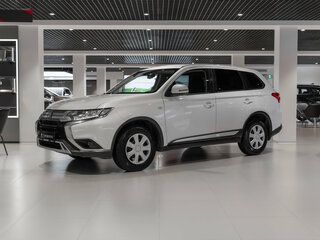 2018 Mitsubishi Outlander III Рестайлинг 3, белый, 2000000 рублей, вид 1