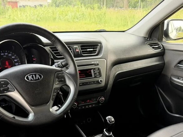 2017 Kia Rio III Рестайлинг, серебристый, 560000 рублей - вид 9