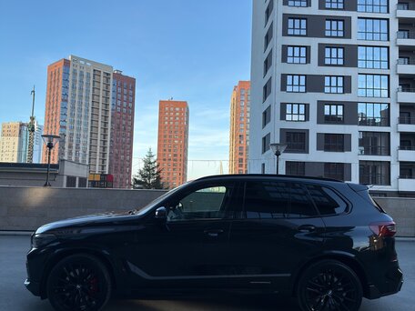 2021 BMW X5 M50i IV (G05/G18), чёрный, 12300000 рублей, вид 5