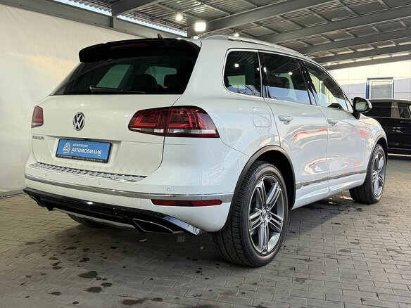 2017 Volkswagen Touareg II Рестайлинг, белый - вид 4