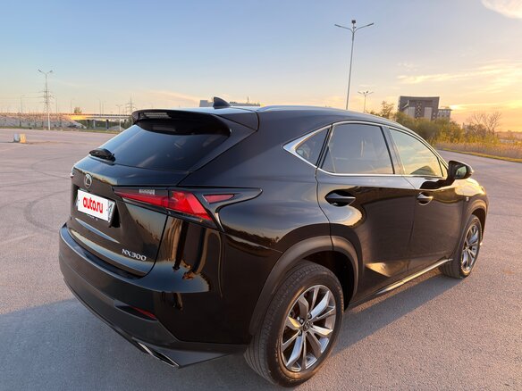 2020 Lexus NX 300 I Рестайлинг, чёрный, 3600000 рублей - вид 4