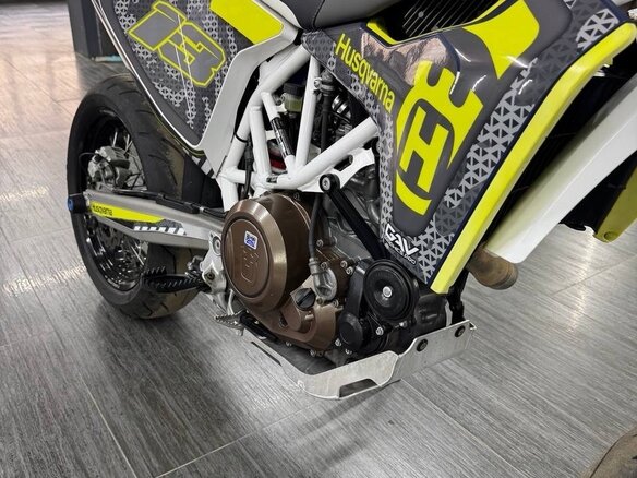 2016 Husqvarna 701 Supermoto, жёлтый, 790000 рублей - вид 3