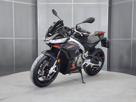 2022 Aprilia Tuono 660, чёрный, 1029000 рублей, вид 4