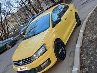 2018 Volkswagen Polo V Рестайлинг, жёлтый, 545000 рублей, вид 2