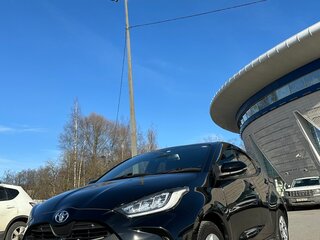 2020 Toyota Yaris IV, чёрный, 1550000 рублей, вид 3