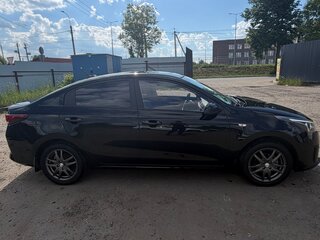 2021 Kia Rio IV Рестайлинг, чёрный, 1770000 рублей, вид 3