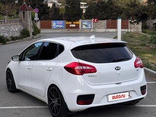 2017 Kia Ceed II Рестайлинг, белый, 1500000 рублей, вид 3