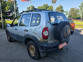 2010 Chevrolet Niva I Рестайлинг, серебристый, 249000 рублей, вид 3