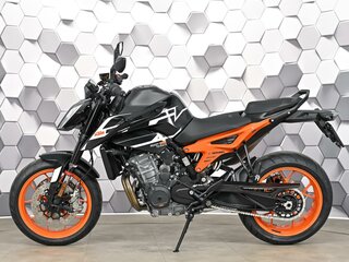 2023 KTM 890 Duke GP, чёрный, 899000 рублей, вид 4