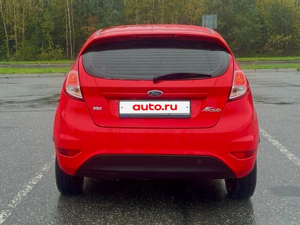 2016 Ford Fiesta Mk6 Рестайлинг, красный, 810000 рублей - вид 4