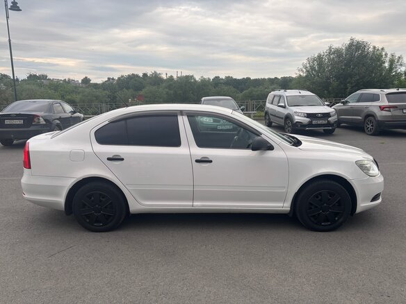 2011 Skoda Octavia II (A5) Рестайлинг, белый, 650000 рублей - вид 1