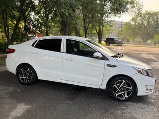 2014 Kia Rio 6-speed III, белый, 399000 рублей, вид 4
