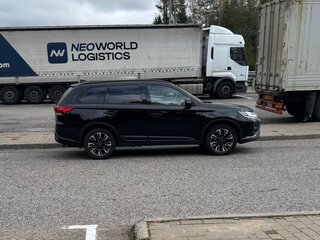 2020 Mitsubishi Outlander III Рестайлинг 3, чёрный, 1770000 рублей, вид 3