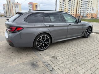 2021 BMW 5 серии 530d xDrive VII (G30/G31/G38) Рестайлинг, серый, 4000000 рублей, вид 3