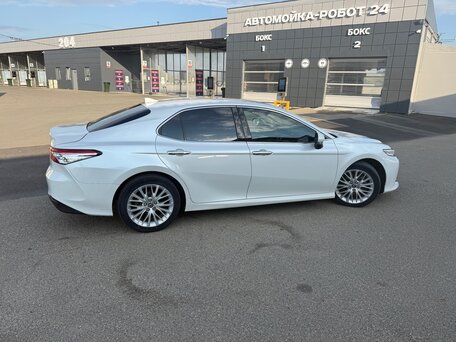 2019 Toyota Camry VIII (XV70), белый, 2220000 рублей, вид 3