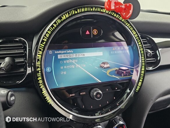 2022 Mini Hatch Cooper III (F55/F56) Рестайлинг 2, белый, 1780000 рублей - вид 8