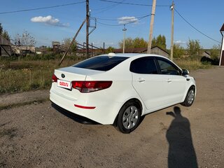 2016 Kia Rio III Рестайлинг, белый, 1000000 рублей, вид 4