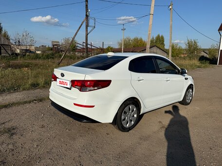 2016 Kia Rio III Рестайлинг, белый, 950000 рублей, вид 4