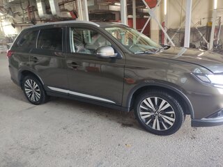 2020 Mitsubishi Outlander III Рестайлинг 3, коричневый, 1950000 рублей, вид 3