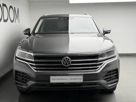 2019 Volkswagen Touareg III, серый, 4239000 рублей, вид 2