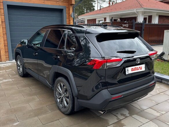 2024 Toyota RAV4 V (XA50), чёрный, 4095000 рублей - вид 4