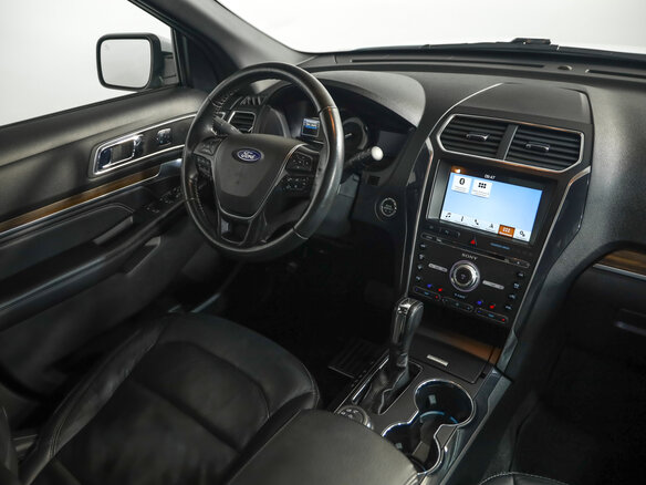 2017 Ford Explorer V Рестайлинг, белый, 2399777 рублей - вид 8