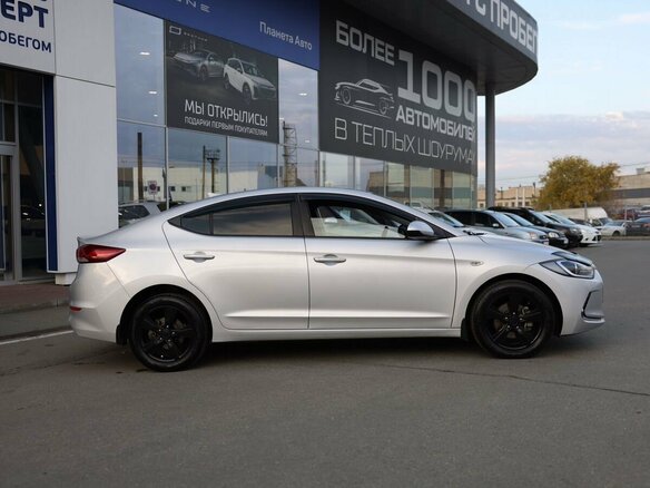 2017 Hyundai Elantra VI (AD), серебристый, 1300000 рублей - вид 5