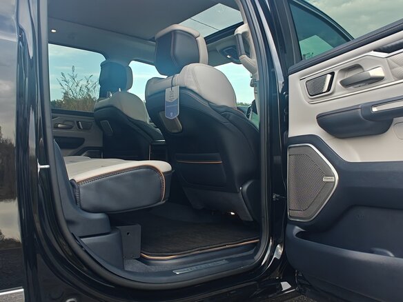 2025 Ram 1500 Crew Cab V Рестайлинг, чёрный, 9800000 рублей - вид 2