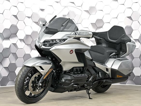 2025 Honda GL 1800 Gold Wing, серебристый, 3649000 рублей - вид 1