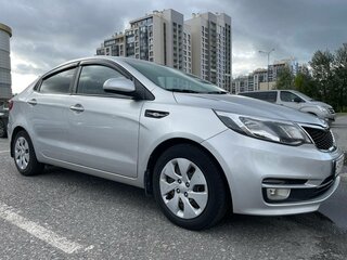 2016 Kia Rio III Рестайлинг, серебристый, 950000 рублей, вид 2