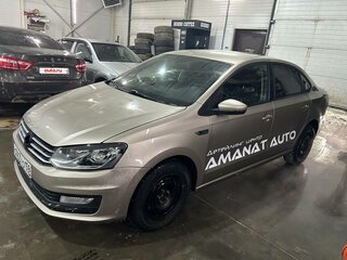 2018 Volkswagen Polo V Рестайлинг, бежевый, 700000 рублей, вид 1