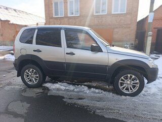 2011 Chevrolet Niva I Рестайлинг, серебристый, 495000 рублей, вид 2