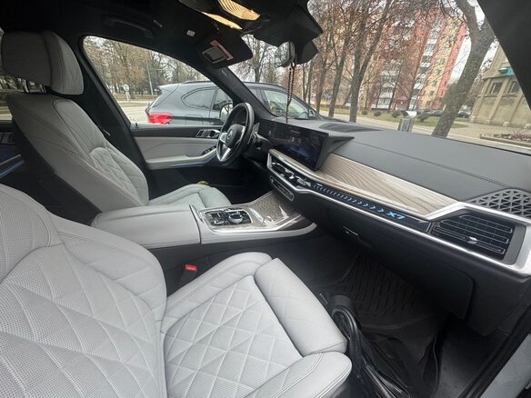 2022 BMW X7 40i I (G07) Рестайлинг, серый, 7120000 рублей - вид 8