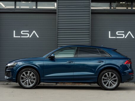 2021 Audi Q8 55 TFSI I (4M), синий, 6250000 рублей, вид 2