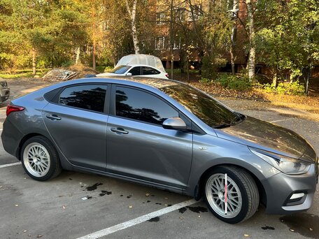 2017 Hyundai Solaris II, серый, 890000 рублей, вид 2