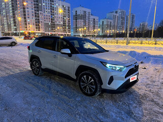 2022 Toyota RAV4 V (XA50), белый, 4000000 рублей, вид 3